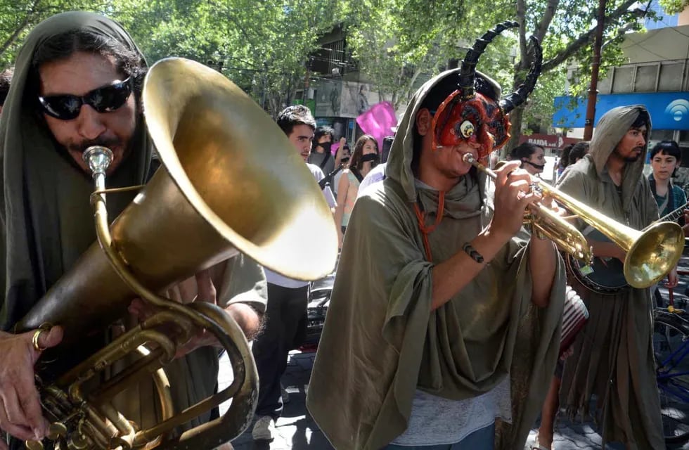 Límites a los músicos callejeros, skaters y las protestas en la Ciudad