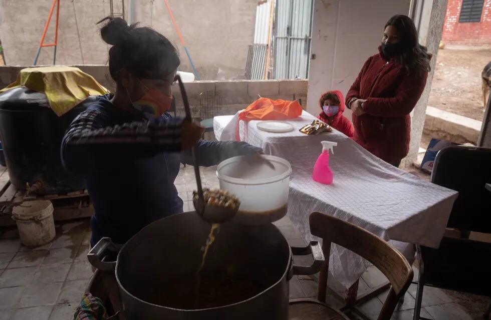 Los que trabajan en el comedor solidario Arco Iris han notado que semana a semana crece la demanda de quienes se acercan a pedir comida al lugar. Foto: Ignacio Blanco / Los Andes