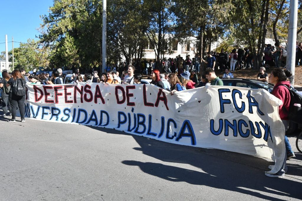 Estudiantes de las diferentes unidades académicas y trabajadores acudieron a la cita con banderas y carteles - José Gutiérrez / Los Andes