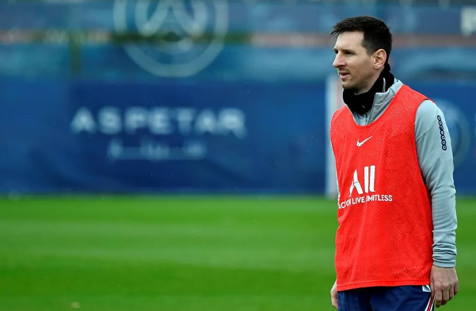 Lionel Messi presentó un dolor intercostal y es duda para el partido de mañana.