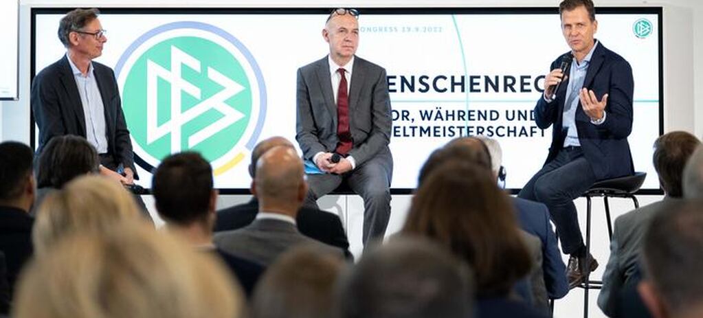 El presidente de la DFB, Bernd Neuendorf (segundo desde la izquierda) y el director de selecciones nacionales, Oliver Bierhoff, estuvieron entre los oradores.