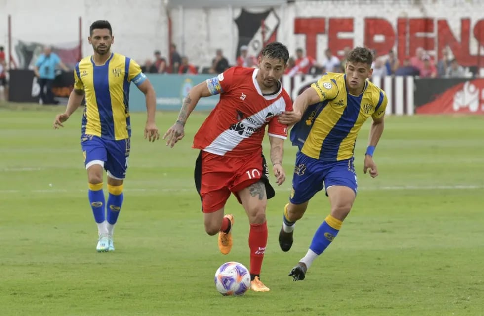 Rubens Sambueza convirtió el primer gol del partido entre Deportivo Maipú y Atlanta por la Primera Nacional / Orlando Pelichotti.