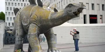 De no creer: se metió en una estatua de un dinosaurio y murió atrapad