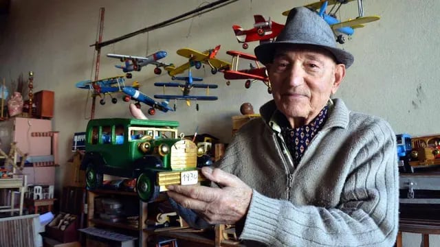  Con sus 86 años, don Armando Beningazza mantiene su taller de juguetes de madera, en San Martín. 