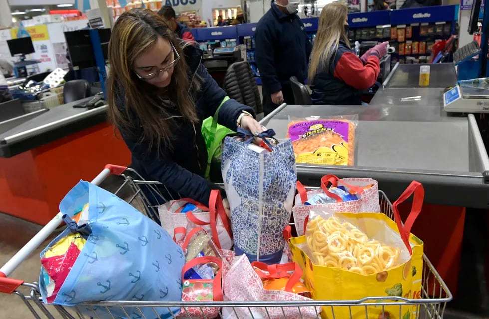 Según el Indec, las ventas en supermercados crecieron un 95% pero al medir los precios reales cayeron un 2%. Foto: Orlando Pelichotti