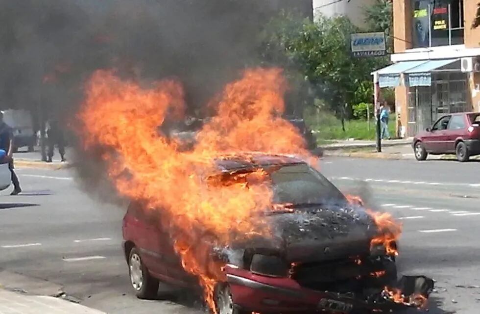 Un auto se prendió fuego mientras circulaba.