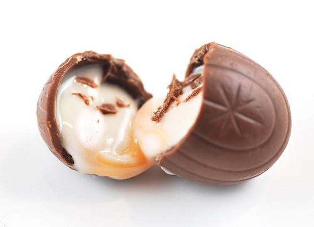 Шоколадное яйцо с кремом. Шоколадные яички. Шоколадные яйца с кремом внутри. Конфеты шоколадные с кремом внутри.