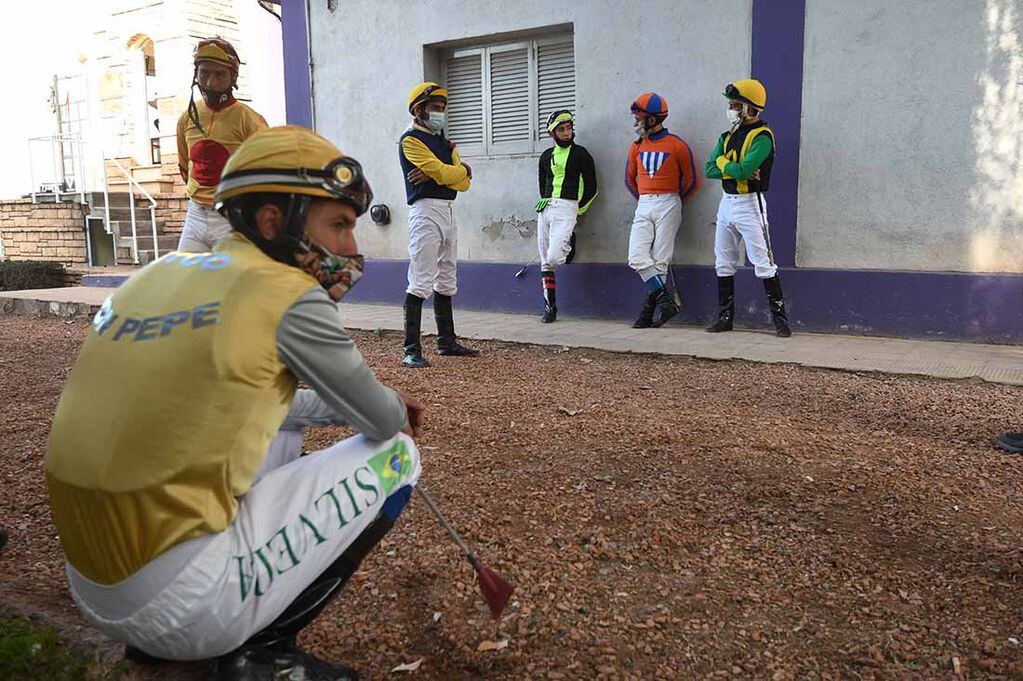 Los jockey se alistan para salir al encuentro de su caballo y comenzar la competencia