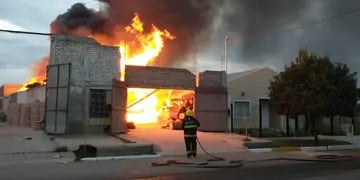Incendio en una carpintería en San Carlos