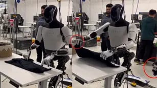Elon Musk aclaró que el video del robot Optimus doblando ropa no es del todo cierto: “Aún no es autónomo”