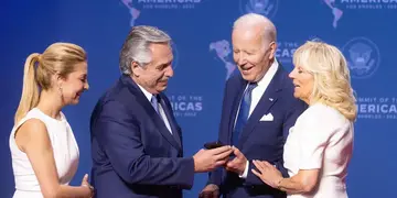 Cumbre de las Américas: Alberto Fernández fue recibido por Joe Biden en Los Ángeles y le mostró las fotos de su hijo Francisco