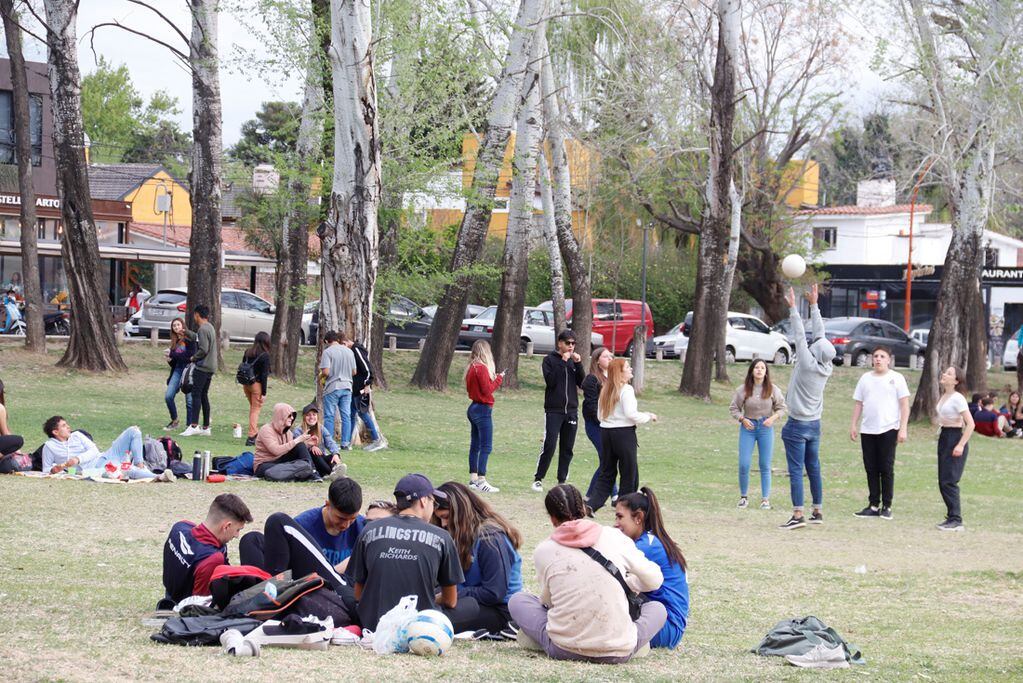 dia del estudiante en Carlos Paz  primavera 21 de septiembre festejo juntada jovenes estudiantes chicos chicas
foto yanina aguirre