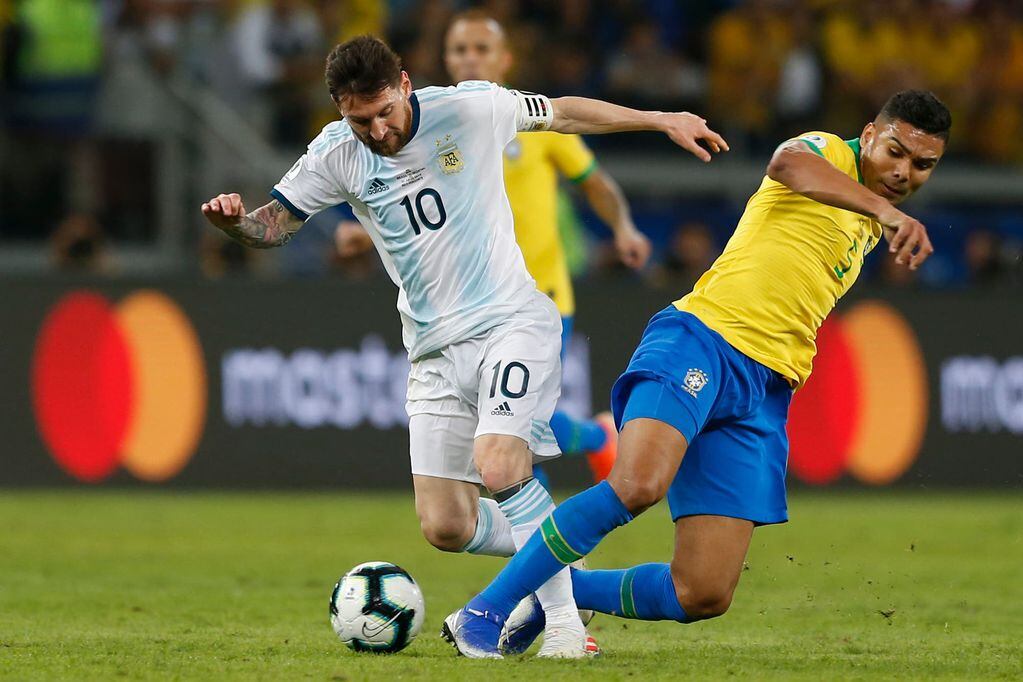Leo Messi encara ante la marca de Casemiro, una postal que no se verá en Australia ya que Argentina y Brasil no jugarán el amistoso. / archivo