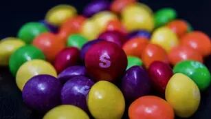 Demandaron a una conocida marca de caramelos por usar dióxido de titanio en su receta