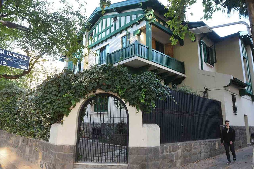 Casa Moyano, ex Consulado de Chile, ubicada en Emilio Civit esquina Olascoaga. | Foto: José Gutierrez / Los Andes