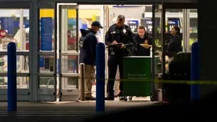 Un gerente de Walmart abrió fuego en el local y mató a seis personas