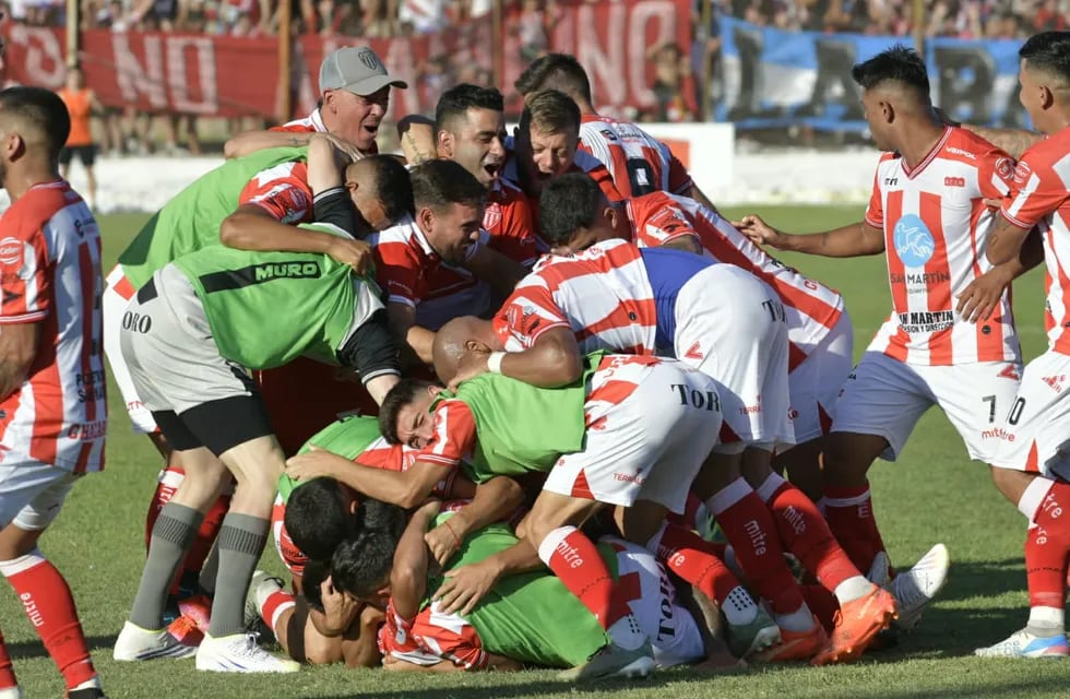 Los jugadores de San Martín festejan el triunfo parcial ante Unión de Villa Krause / Orlando Pelichotti.
