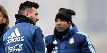 El DT argentino estuvo en Barcelona y pretende ganarse más la confianza de Messi. Su desafío: ¿cómo rodearlo?