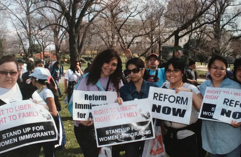 Claudia Molina (segunda desde la izquierda), en una manifestación para pedir cobertura de salud para inmigrantes.