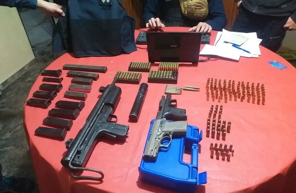 Secuestraron una ametralladora, pistolas y más de 500 balas en dos “quioscos” narcos. | Foto: Prensa Ministerio de Seguridad