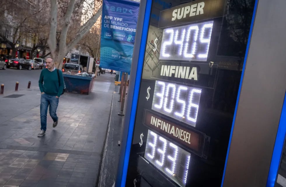 Otra vez YPF aumentó el precio de sus combustibles. Foto: Ignacio Blanco / Los Andes