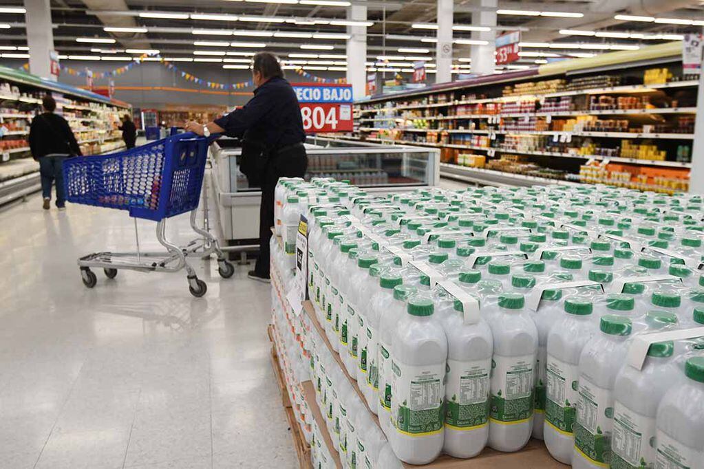 Frente al aumento en el precio de los alimentos, la demanda de los productos lácteos cayó 7,5% en los supermercados. Foto: José Gutiérrez / Los Andes