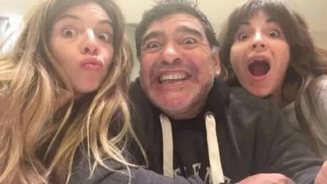 Dalma y Gianina Maradona con su papá, Diego