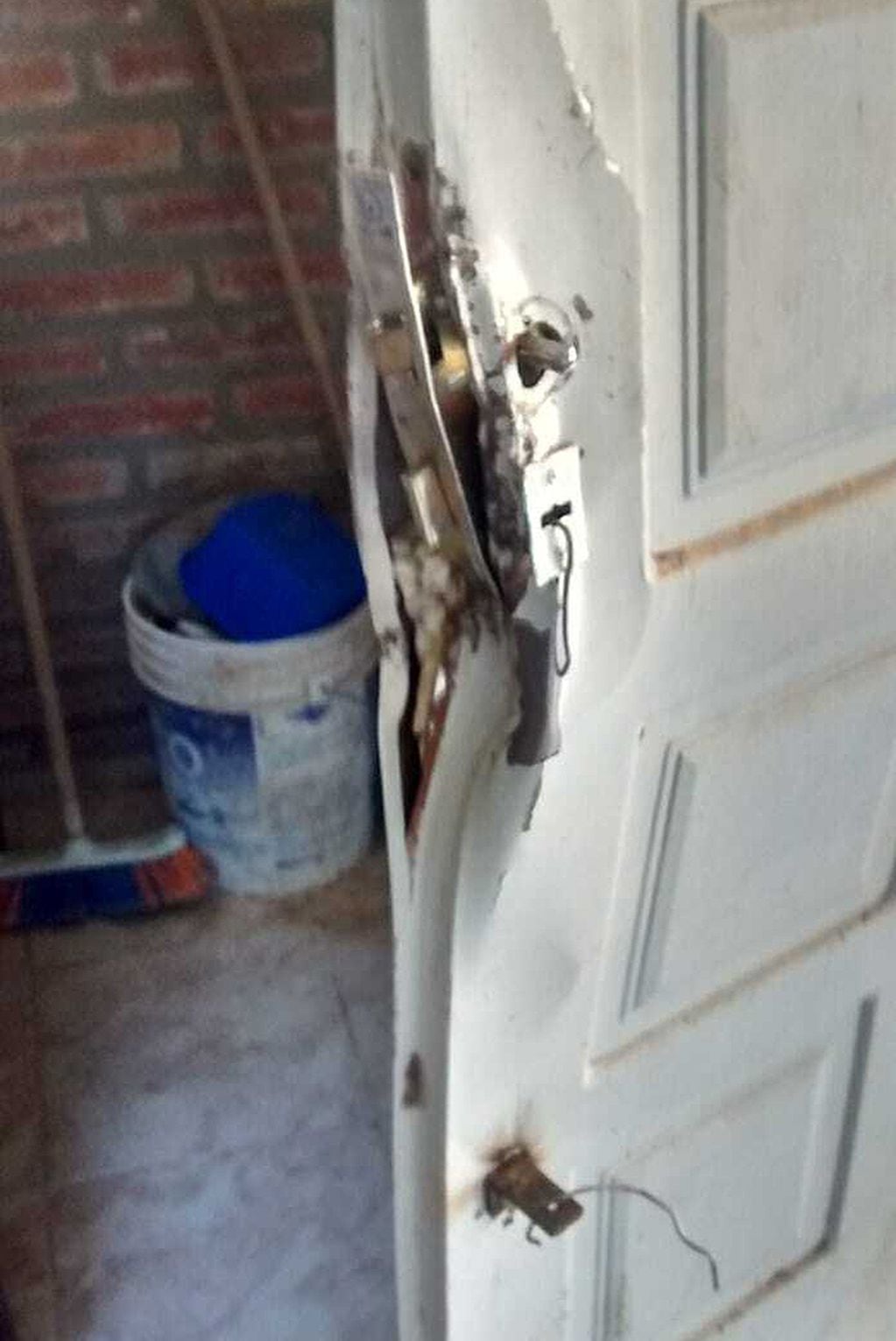 Puerta destrozada de la vivienda. 