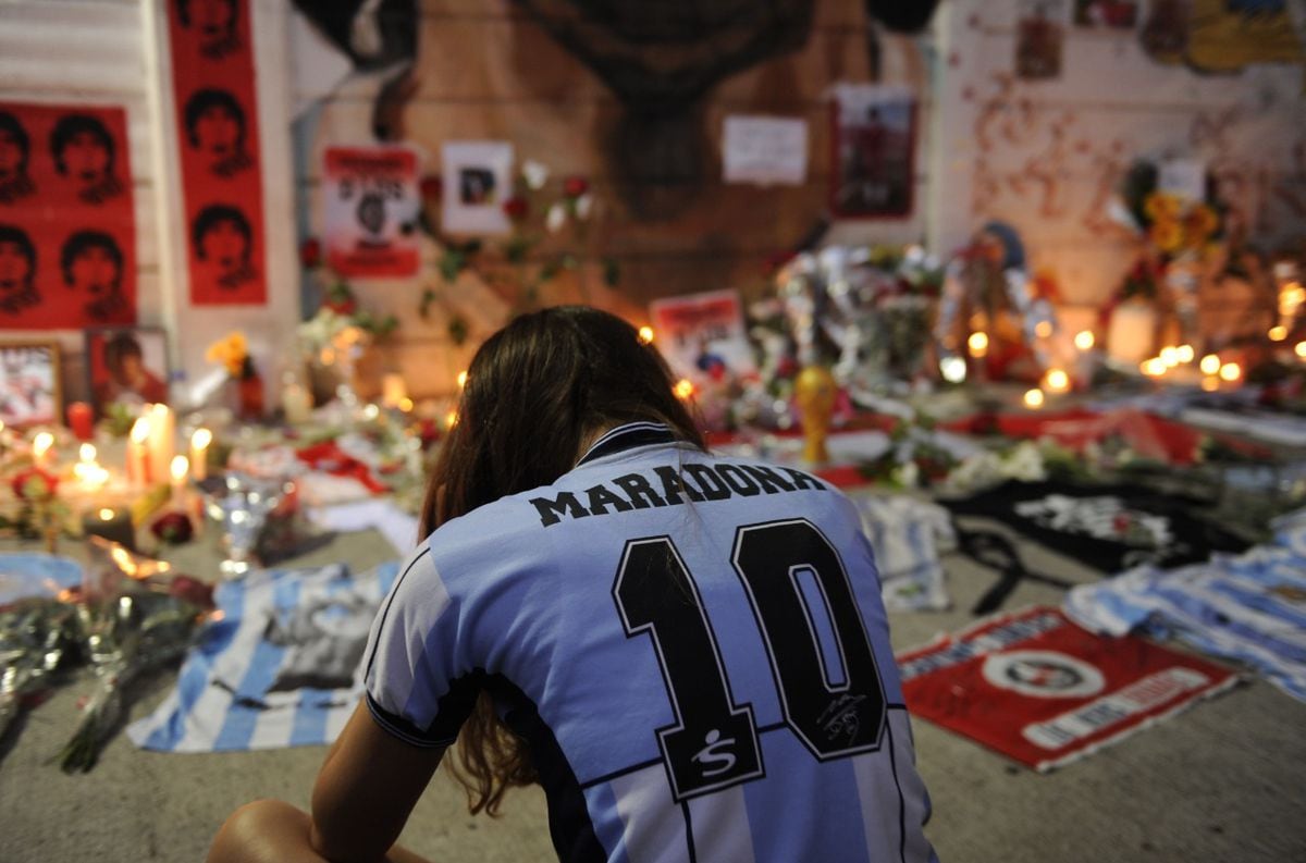 Homenaje y dolor en la cancha de Argentinos Juniors por la muerte de Diego Armando Maradona. Federico Lopez Claro