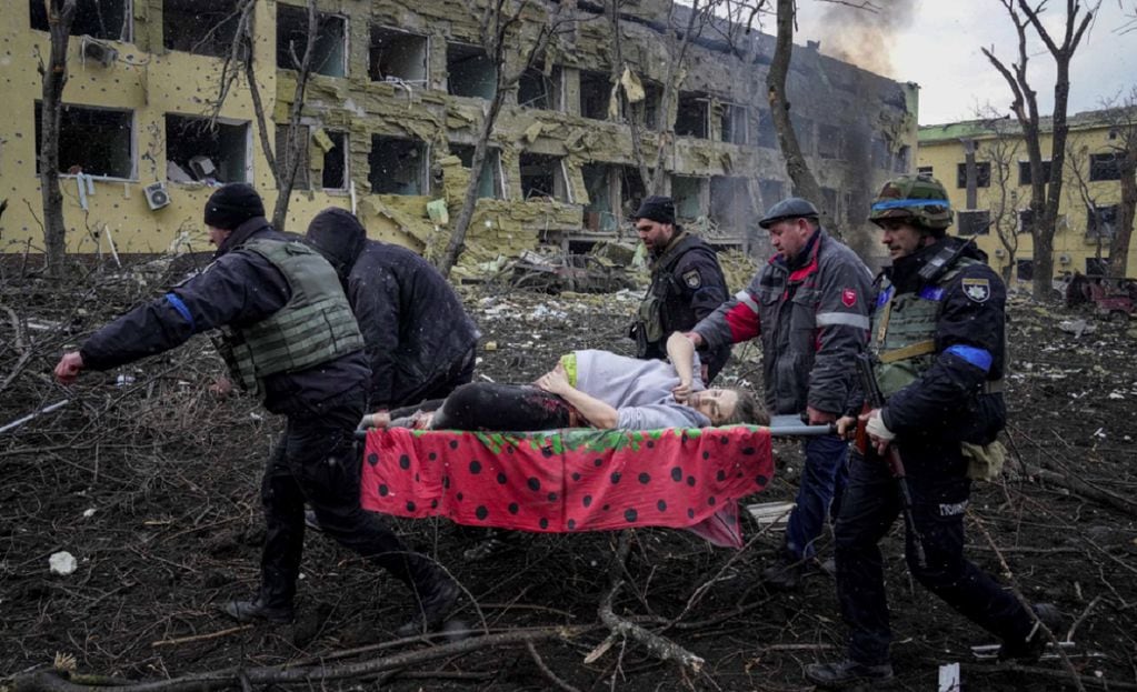 Una mujer embarazada y su bebé murieron en un hospital de Mariúpol (Ucrania) dañado por los bombardeos / AP