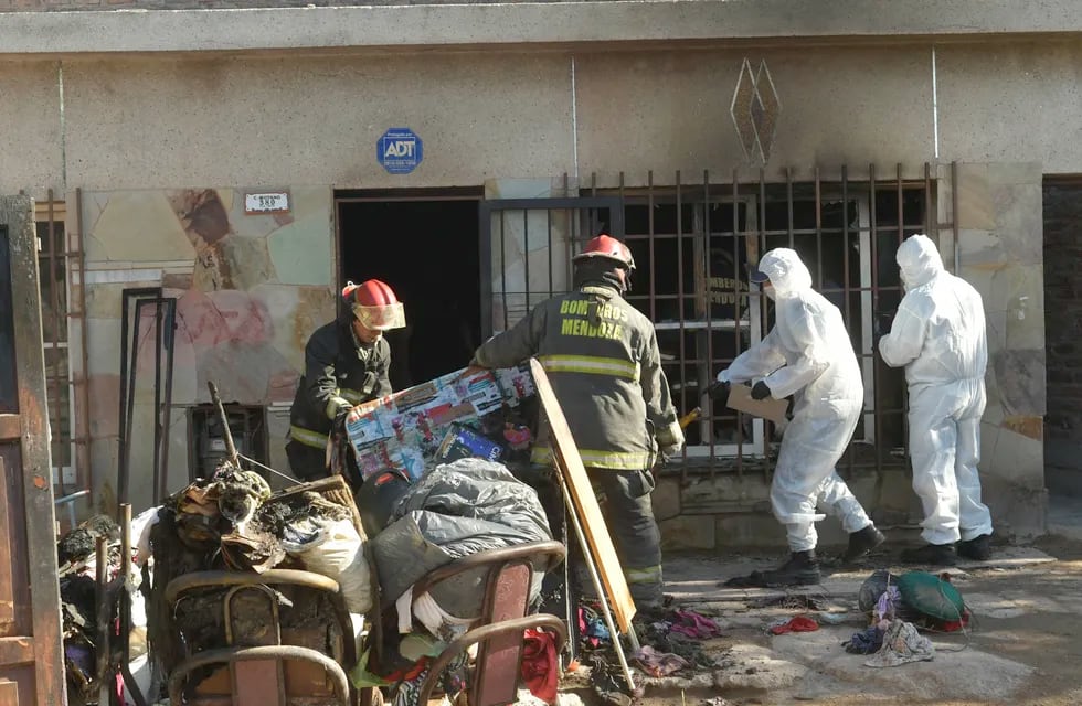 Tras las llamas. Bomberos y Policía Científica trabajando en la vivienda. Foto: Orlando Pelichotti / Los Andes.