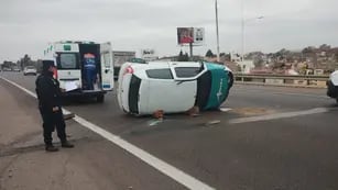 Vuelco de automóvil en Acceso Sur de Godoy Cruz deja conductor herido