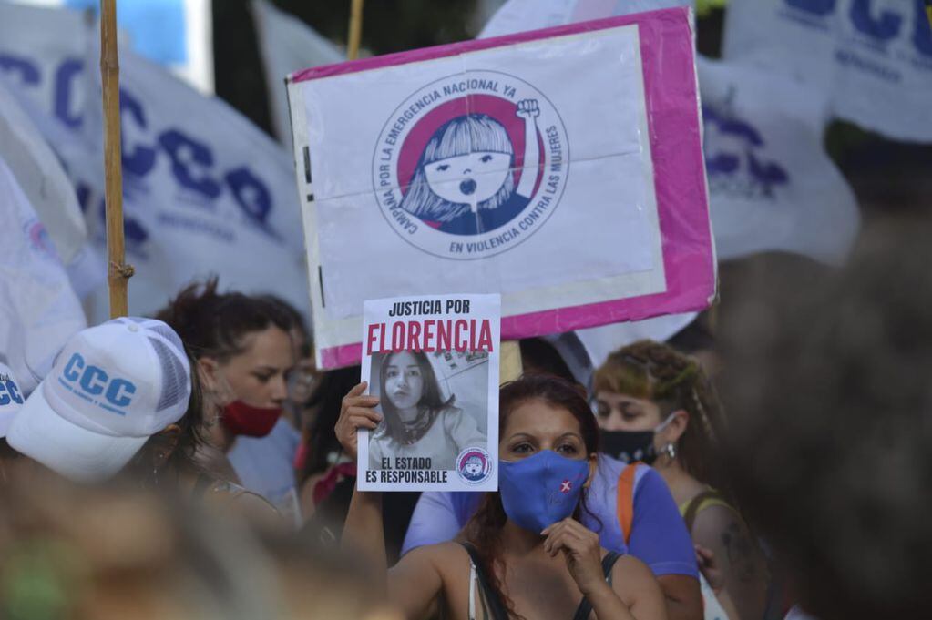 Piden justicia por el femicidio de Florencia Romano por las calles del centro de Mendoza. 