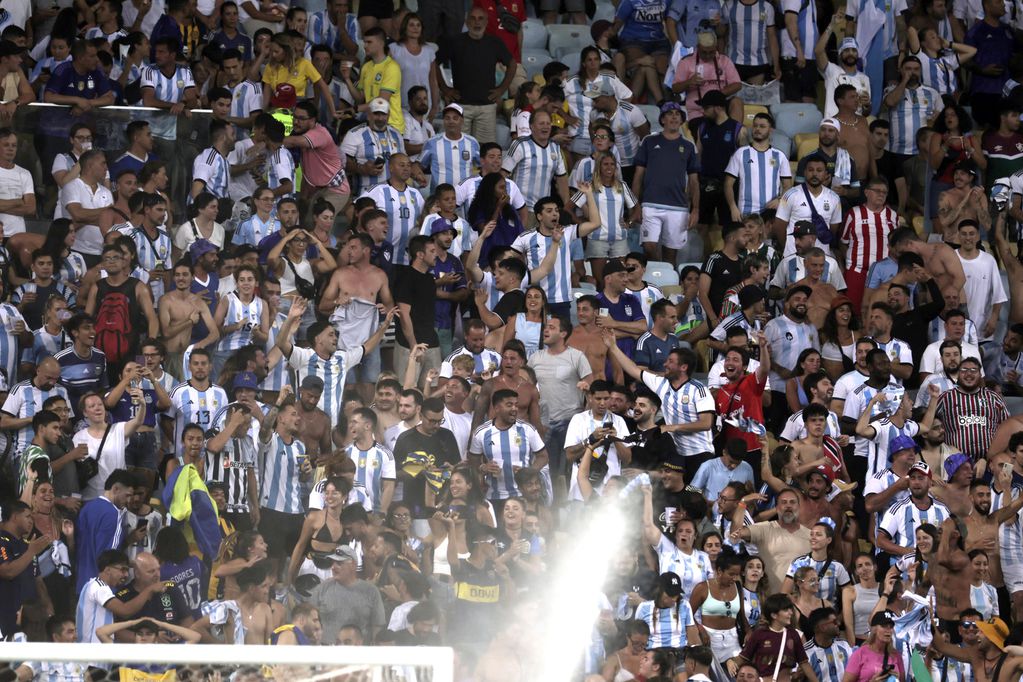 Hinchas de Argentina se enfrentaron con la policía en el estadio Maracaná en Río de Janeiro (Brasil). EFE/ Antonio Lacerda