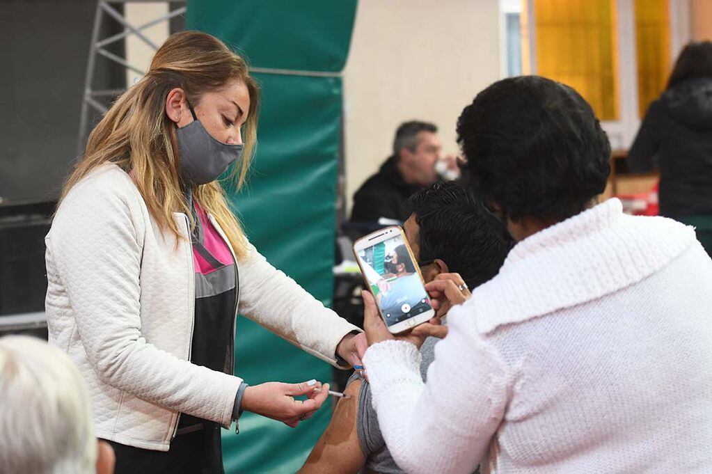 Profesionales del area de salud de Junín, en una jornada de vacunación contra el covid 19 en el polideportivo Nº 1 del departamento de Junín
Estefania en el momento de colocar la vacuna