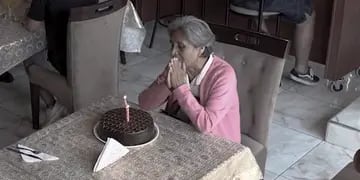 Abuela festeja su cumpleaños sola