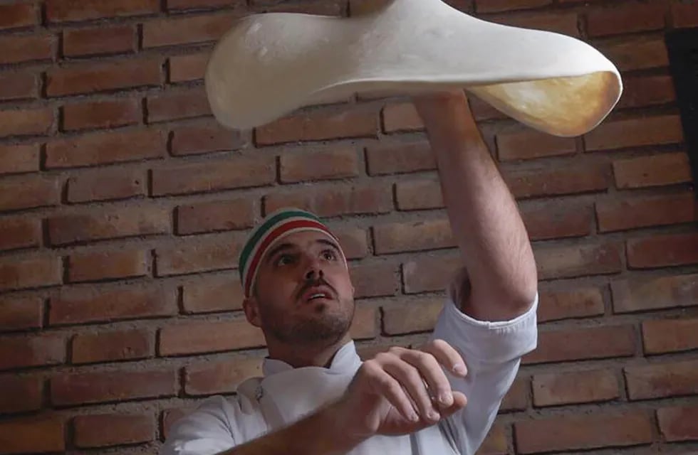 Pablo Massarutti hace malabares con la masa, mientras piensa en un nuevo proyecto gastronómico. Foto: gentileza