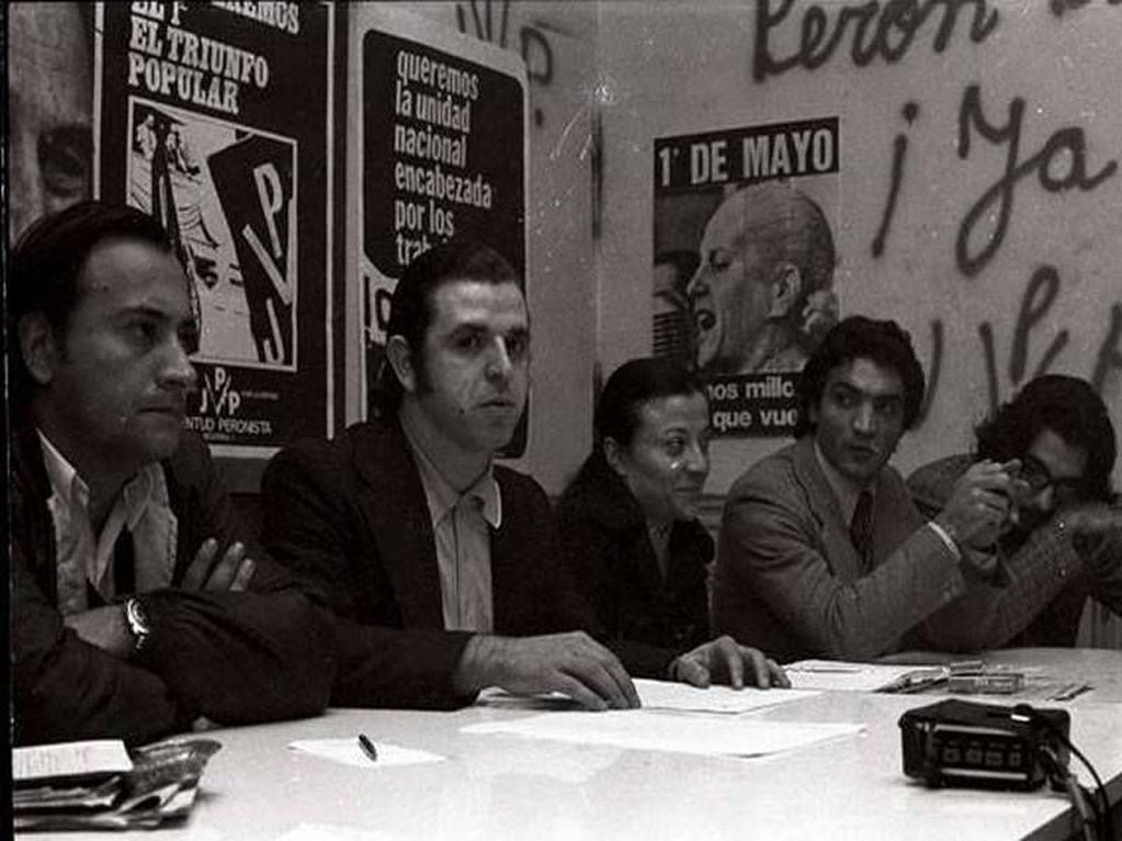 En la foto, Mario Firmenich, escoltado por los líderes de las organizaciones de superficie montoneras, entre ellos Juan Carlos Dante Gullo, anuncia que la organización volvería a la lucha armada.