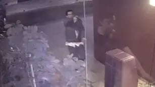 Video viral: un joven se salvó por segundos de ser asaltado por un delincuente a mano armada
