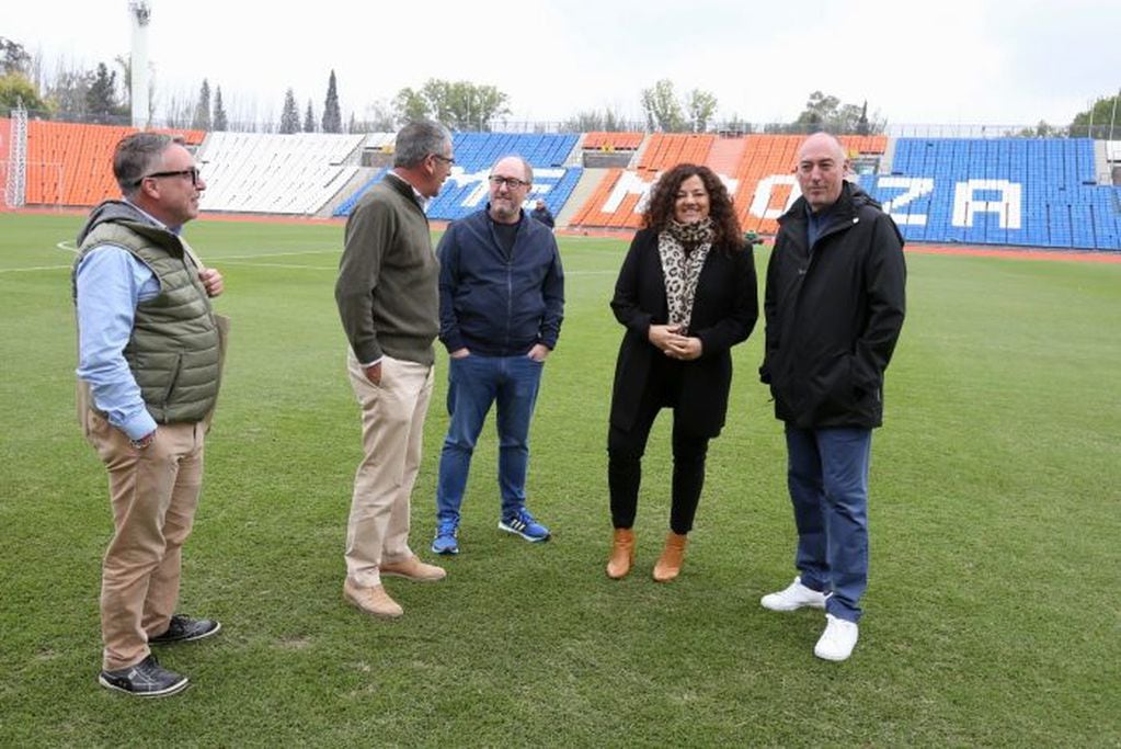 Autoridades de la FIFA visitaron el estadio Malvinas Argentinas el viernes 14 de abril. Se fueron muy conformes. / Gentileza 