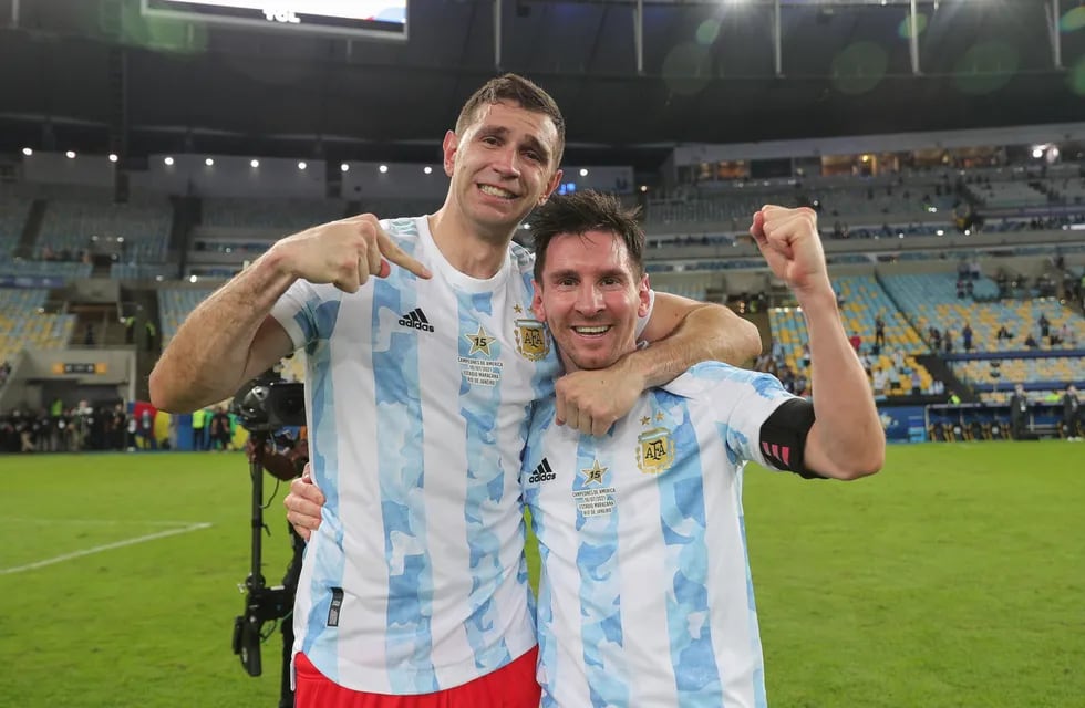 Emiliano Martínez y Leo Messi, dos pilares del título argentino en Brasil, nada menos que en Brasil. / @Argentina