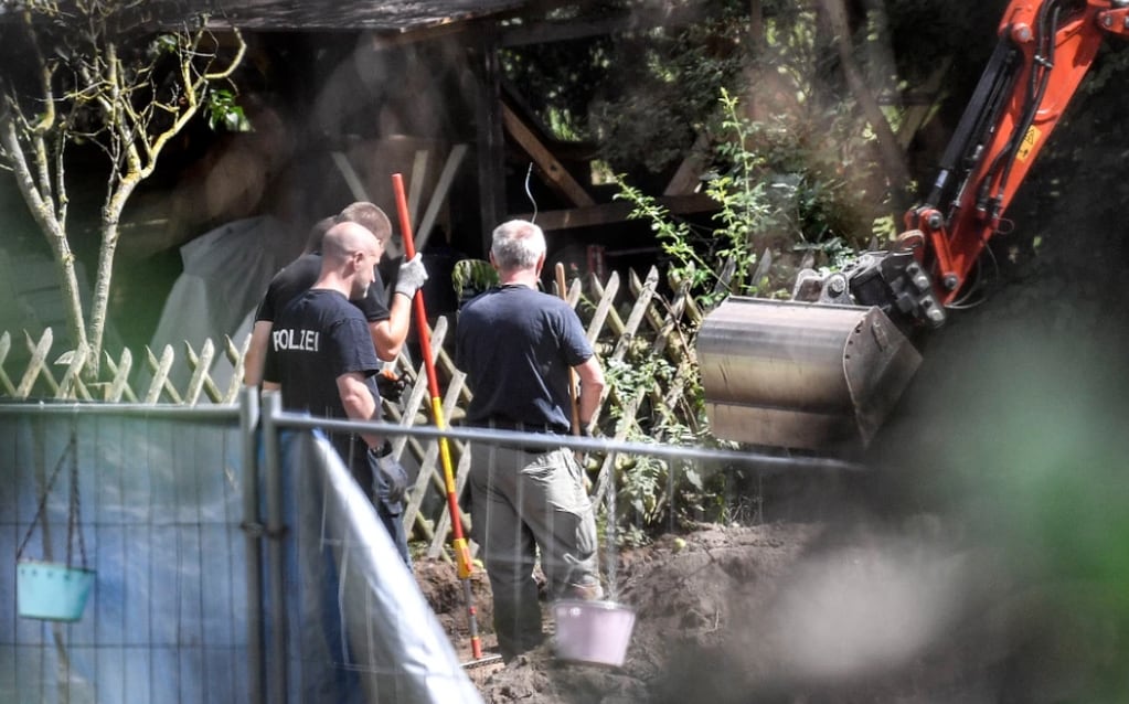 Policías alemanes realizan excavaciones en la vivienda que era usada por el principal sospechoso de la desaparición de Maddie McCann.