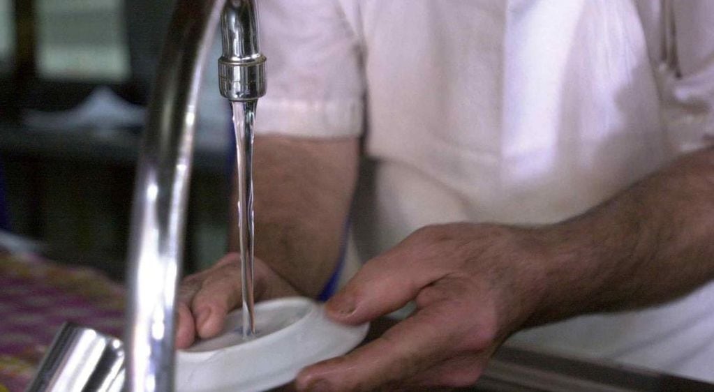 Canilla. El agua de red domiciliaria debe cumplir parámetros sanitarios. 