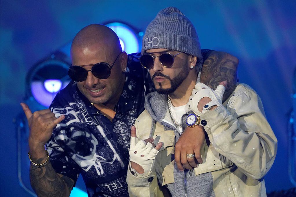 El dúo puertorriqueño de reggaeton Wisin & Yandel posan para fotos después de una conferencia de prensa en Miami, donde anunciaron su gira final.