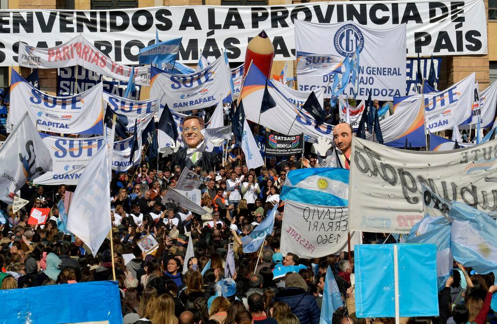 Los trabajadores de los gremios de estatales (ATE), de la educación (SUTE), SITEA, SADOP,  y de la CGT -entre otros-, además de organizaciones sociales se manifestaron por mejoras salariales. Foto: Orlando Pelichotti/ Los Andes