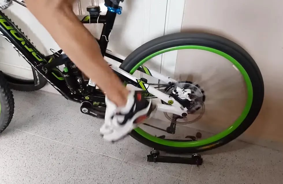 sangrado permanecer claramente Cómo convertir una bicicleta común en estática para hacer ejercicio en casa