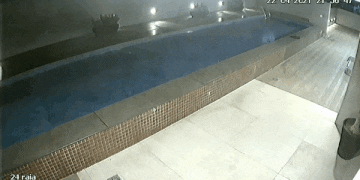 Una piscina de un edificio se desfindó y tuvieron que evacuarlo