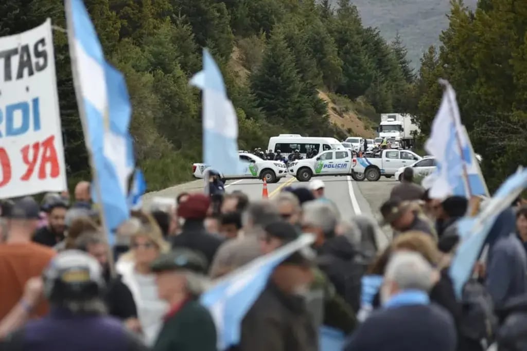Vecinos de Villa Mascardi marcharon contra las usurpaciones mapuches