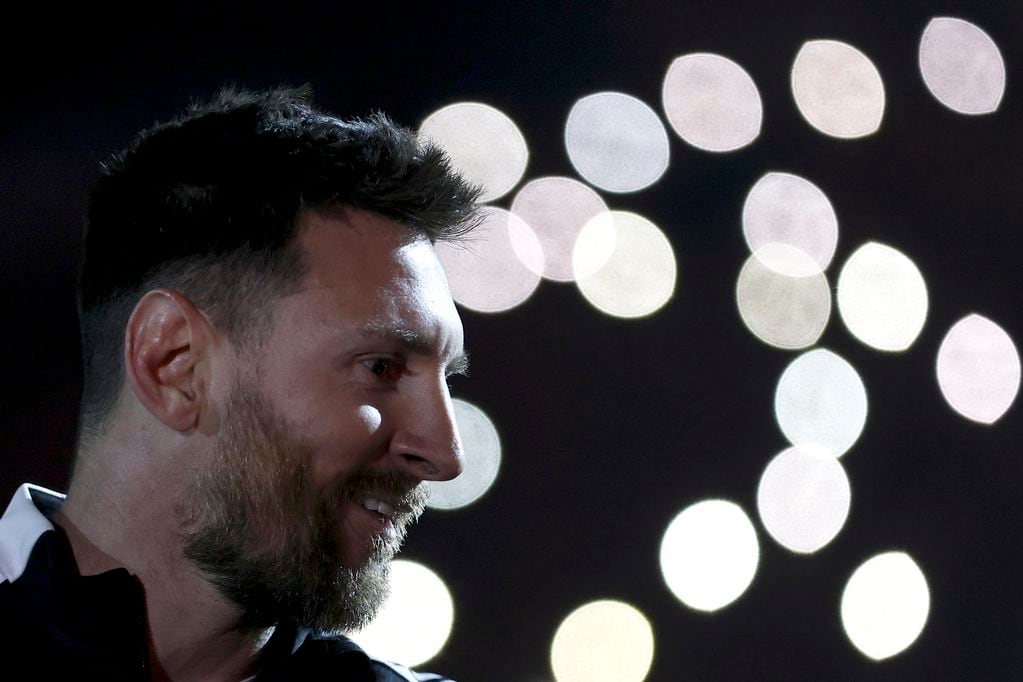 Lionel Messi sonríe durante el partido de despedida a Maximiliano Rodríguez en el estadio Marcelo Bielsa en Rosario, Argentina, el sábado 24 de juno de 2023. (AP Foto/Nicolas Aguilera)