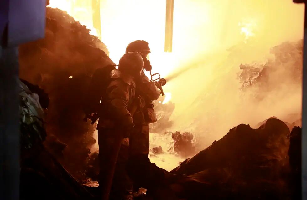 Bomberos trabajan para sofocar un incendio provocado por una explosión en un edificio industrial, en Nairobi, Kenia, el 2 de febrero de 2024. (AP Foto)